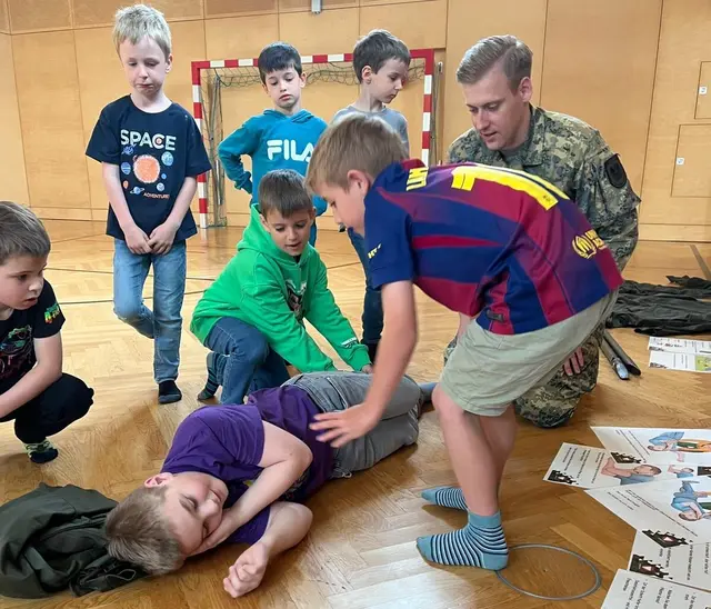 Die Volksschulkinder erlebten das Österreichisches Bundesheer nicht nur als militärische Institution, sondern auch als wichtigen Partner im Katastrophenschutz. | Foto: Verena Kainz
