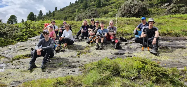 Gruppenbild der HelferInnen vor der Berliner Hütte | Foto: Naturpark Zillertaler Alpen