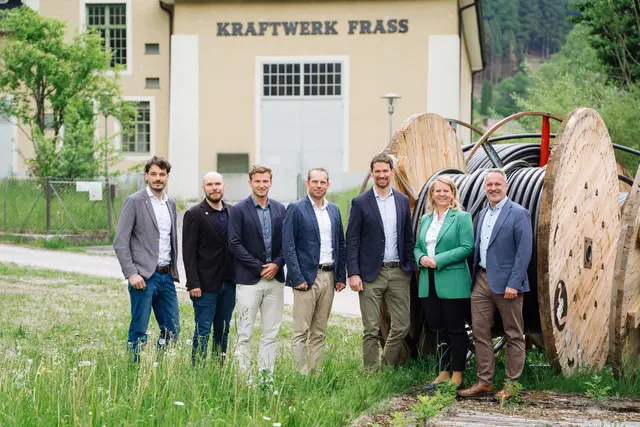 vl.n.r.: Ing. Christoph Fritzl (Projektleitung BIK), Stefan Herzog (Projektleitung BIK), Stephan Stolz (Projektleiter PÜSPÖK), Georg Wurzer (Kärnten Netz), Lukas Püspök (CEO Püspök), Dipl.-Ing. Eva Tatschl-Unterberger (Geschäftsführerin Kärnten Netz), Günther Vallant (Bürgermeister Frantschach-St. Gertraud) | Foto: Henry Welisch Photography