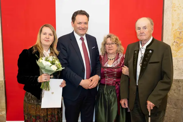 Landwirtschaftsminister Norbert Totschnig überreichte die Auszeichnung an Alexandra Kerner, mit dabei auch die Eltern Anna und Karl Kerner. | Foto: BMLUK-Hemerka