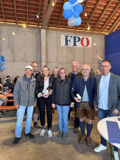 Bürgermeisterkandidat Alois Wiesenberger übergab die Gastgeschenke. | Foto: FPÖ