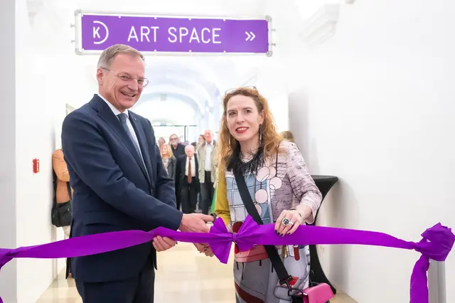 Landeshauptmann Thomas Stelzer (ÖVP) und die Leiterin der Kunstsammlung, Maria Reitter-Kollmann, bei der Eröffnung der Ausstellung. | Foto: Land OÖ/Röbl
