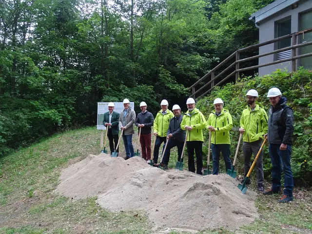Beim Spatenstich im Kalten Graben waren zahlreiche Behördenvertreter und auch Peggaus Gemeindespitze vertreten. | Foto: WLV