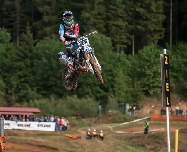 Michael Sandner beim "Siegessprung". | Foto: crossnews