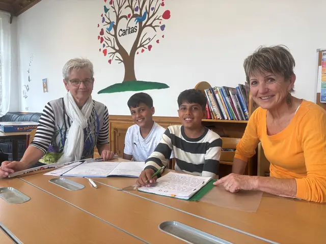 Freuen sich über die Lernerfolge der Schüler: die freiwilligen Lernhelferinnen Margaretha Maurer und Hermine Schüssler (v.l.) | Foto: Caritas
