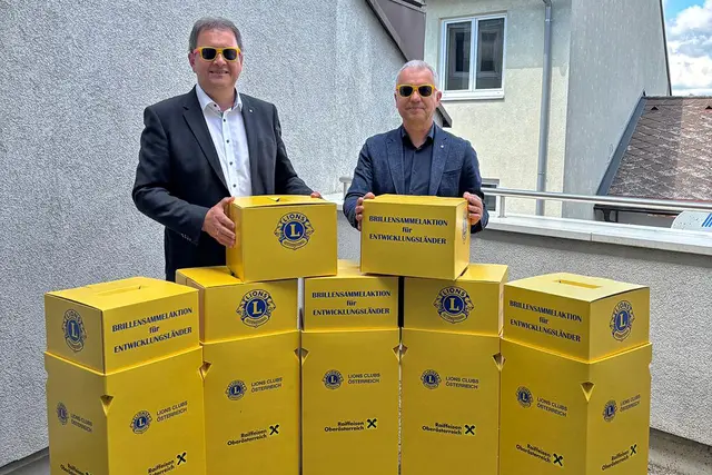 Freude bei Lions-Präsident und RRBL-Vorstandschef Gerhard Stumptner (r.) und seinem Vorstandskollegen Herbert Schwarz über die erfolgreiche Brillensammelaktion.
 | Foto: RRBL