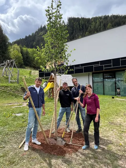 Manuel Baldauf (TVB), Julian Lutz (Gartenerlebnis Lutz), Bgm. Helmut Spöttl und Nathalie Mathoy (KLAR!) | Foto: KLAR! Oberes Gericht