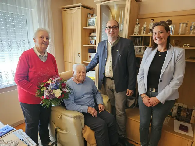 Dazu gratulierten u.a. die Familie mit Christian und Gertrude Rapp sowie Vizebürgermeister Markus Thüringer und Stadträtin Heidi Schwungfeld-Fass von der Stadtgemeinde Laa. | Foto: Stadtgemeinde Laa