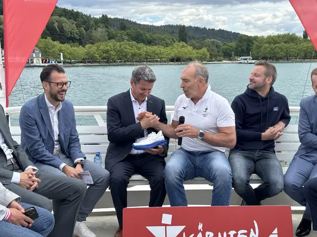 Der Landeshauptmann, erstmals bei der Präsentation des "Kärnten Läuft"-Programmes in seiner Funktion auch als Sportreferent, erhielt von Michael Kummerer ein Paar Laufschuhe als Motivation. | Foto: MeinBezirk/Evelyn Wanz