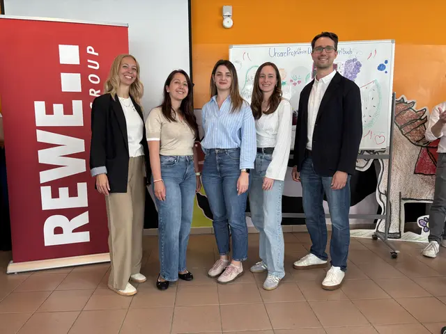 Die stolzen Projektpartner der Mittelschule Neubaugasse und der Rewe Group. | Foto: Mathias Kautzky/MeinBezirk