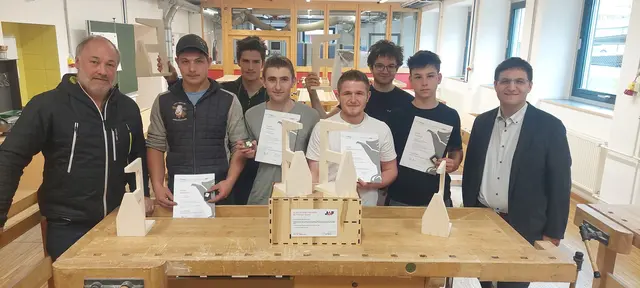 3. Lehrjahr: (v.l.) Tischlermeister Martin Gollner, Florian Mariner, Julian Wurzer, Daniel Waldauf, Lucas Obernosterer, Hannes Linder, Jonas Walder, Tischlermeister Friedrich Wieser
 | Foto: WK Tirol 