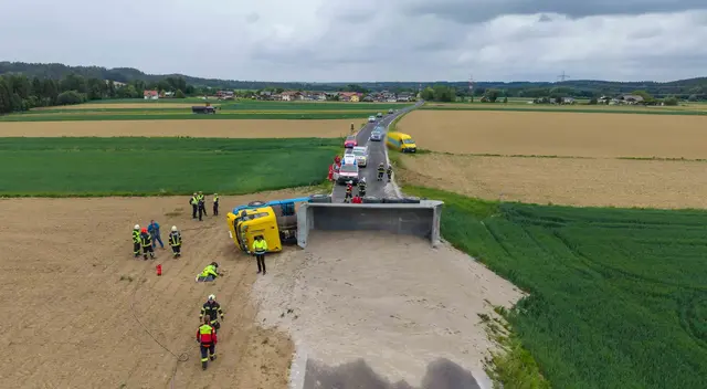 Nach dem Lkw‑Unfall ist die B1049 gesperrt – der Sand liegt großflächig auf der Fahrbahn, der Verkehr wird umgeleitet. | Foto: Daniel Scharinger