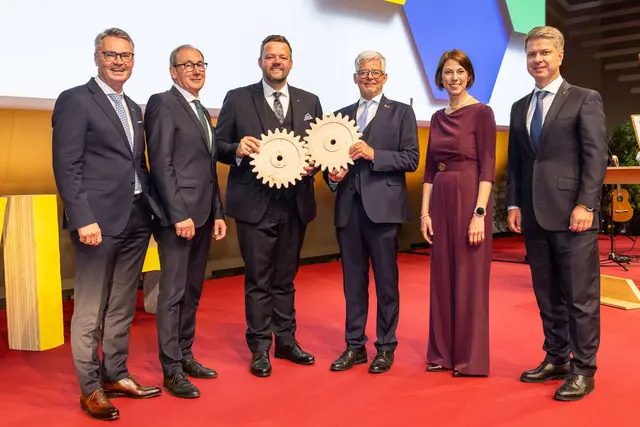 Das Vorstandsteam der RLB Steiermark mit dem neuen und scheidenden Aufsichtsratsvorsitzenden. | Foto: RLB Steiermark