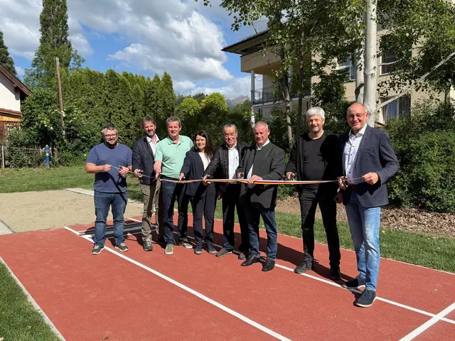 Sportreferent Horst Zwischenberger, Direktor der Musikmittelschule Seeboden Josef Hillebold, Präsident des Vereins Purzelbaum Augustin Mayer, Direktorin der VS Seeboden Evelyn Wernitznig-Steiner, Obmann des Vereins Purzelbaum Walter Hofer, Manuel Kalt, Gemeindevorstand Roman Grechenig und Gemeindevorstand Franz Koch zeigten durch Anwesenheit ihre Unterstützung. | Foto: Carima Ribitsch