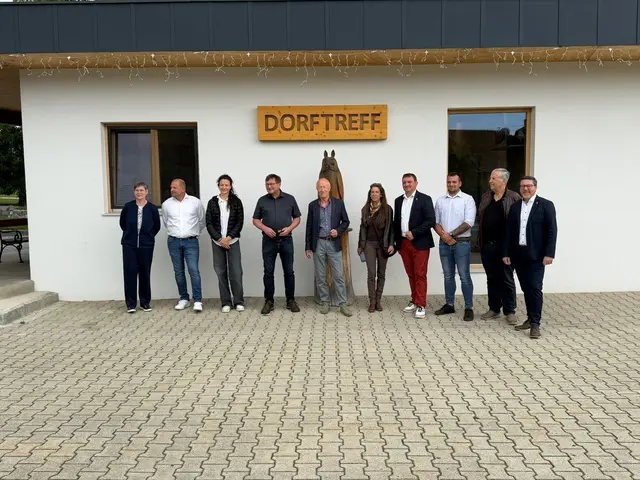 vlnr. Amtsleiterin Hedwig Pfneiszl, Stefan Woschitz, Nina Fruhmann, die drei Juroren: Heiko Vogt aus Dresden, Waclaw Idziak aus Krakau und Petra Eichlinger aus Wien., Bgm. Thomas Stoiber, Sohn Manuel Stoiber vom WOMC, Josef Woschitz und Landtagsabgeordneter Jürgen Karall. | Foto: Gemeinde Weingraben