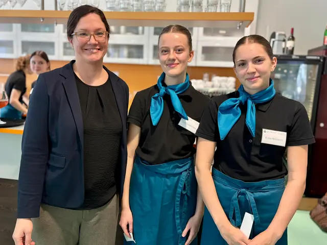 Fachvorständin Melissa Schneider mit den letzten Instruktionen für die Schüler. | Foto: Markus Kahrer