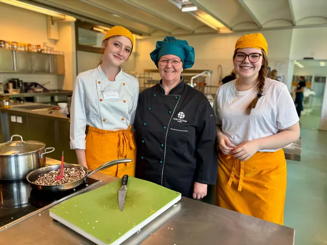 Barbara Riemer-Frühauf mit Schülerinnen aus der Küche. | Foto: Markus Kahrer