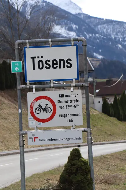 Bereits an der Ortstafel wird auf den hohen Stellenwert, den Familien in Tösens haben, hingewiesen. | Foto: Thomas Seelos