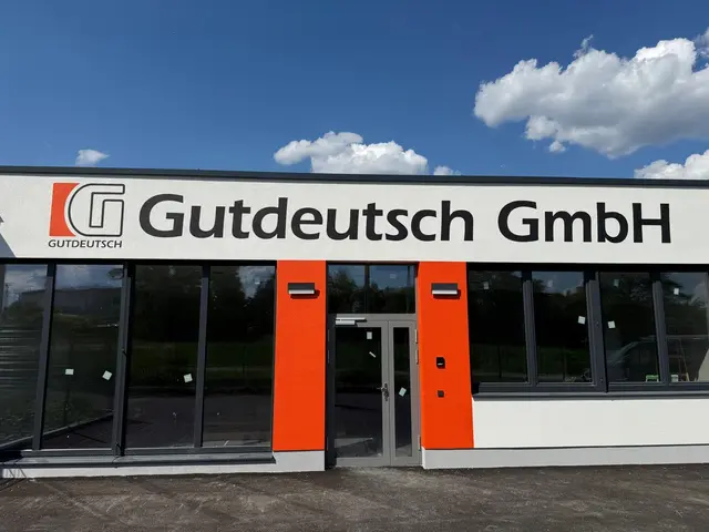 Geschäftsfront in weiß-orange