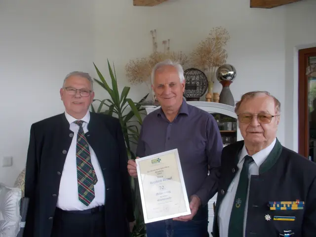 Karl Pabisch, Jubilar Reinhard Deimel und Edwin Miksche | Foto: Kameradschaftsbund Dobersberg
