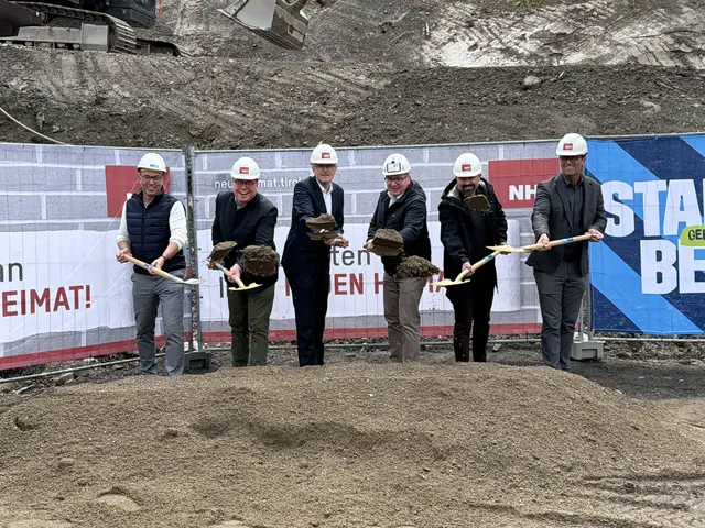 Christian Kirchner (Baufirma Bodner), Heinrich Dominici (General Manager Hotel zur Tenne), Bürgermeister Klaus Winkler, NHT-Geschäftsführer Johannes Tratter, Architekt Martin Kircher und Christian Rehbichler (Fa. Plantec) geben den Startschuss für das nächste Leuchtturmprojekt in Kitzbühel. | Foto: Johanna Bamberger
