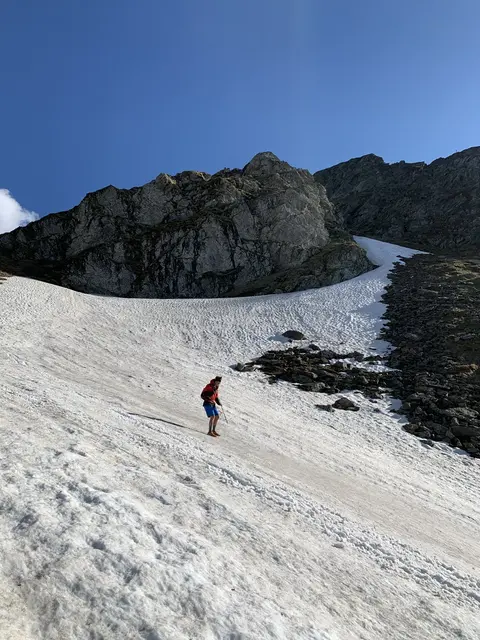 In schattigen Rinnen und im Gipfelbereich liegen nach wie vor massive Altschneefelder. | Foto: Florian Obermoser