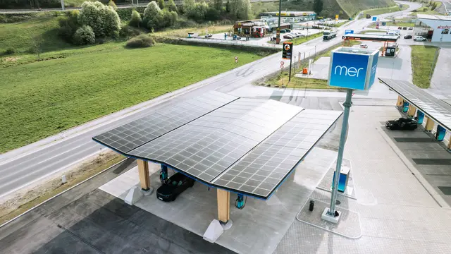 Die Photovoltaik-Anlage auf dem Dach der Ladestation.