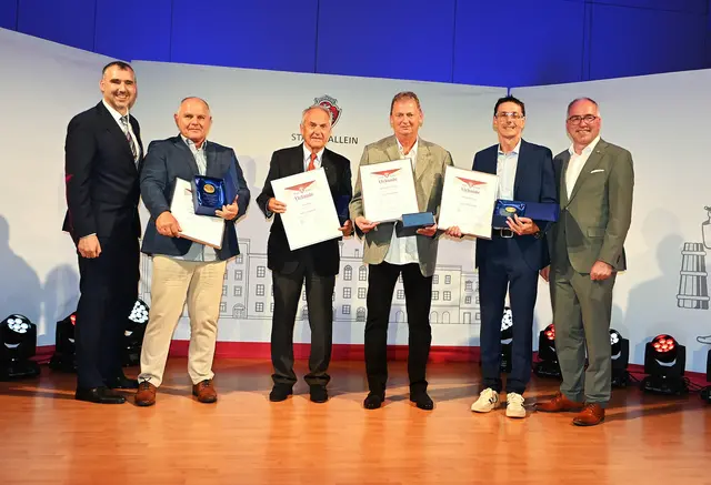 "Sportehrenzeichen in Gold" an Günther Höllbacher, Bruno Kurz, Wolfgang Feurstein, Roland Kurz, flankiert von 1. Vizebgm. Josef Sailer und Bgm. Alexander Stangassinger. | Foto: Josef Wind