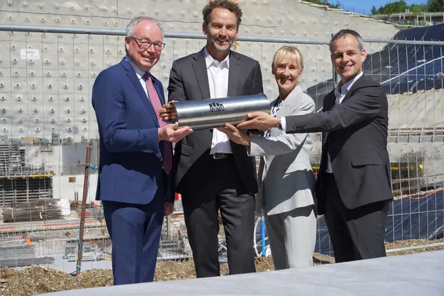Feierliche Grundsteinlegung für drei neue Laborgebäude am ISTA Campus: Landeshauptfrau-Stellvertreter Stephan Pernkopf, Martin Hetzer, Präsident des Institute of Science and Technology Austria (ISTA), Sektionschefin für Wissenschaftliche Forschung und Internationale Angelegenheiten im Bundesministerium für Frauen, Wissenschaft und Forschung, Barbara Weitgruber sowie ISTA Managing Director Georg Schneider versenken symbolisch eine Zeitkapsel. 