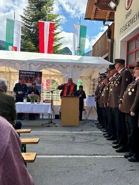 Die Heilige Messe wurde von Feuerwehrkurat Kanonikus Hans Feischl zelebriert.