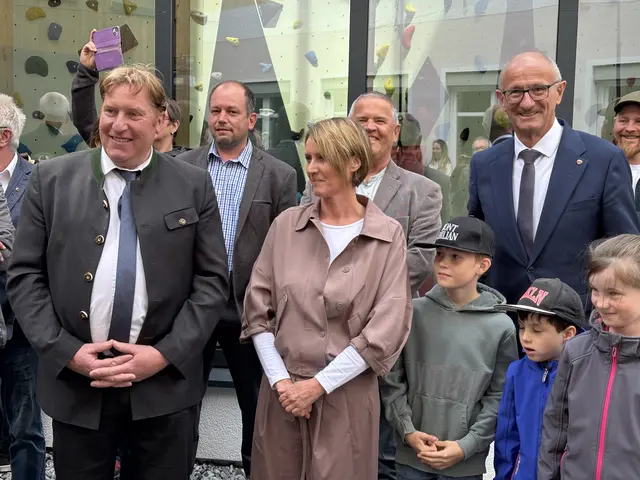 Sie hörten interessiert und begeistert zu: die Bürgermeister der Talschaft, Bezirkshauptfrau Katharina Rumpf und Landeshauptmann Anton Mattle. Und natürlich die Lechtaler Bevölkerung. | Foto: MeinBezirk/Günther Reichel