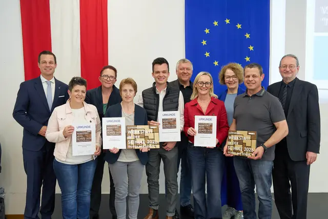 Bildungsdirektor Karl Fritthum (1.v.l.), Bildungslandesrätin Christiane Teschl-Hofmeister (3.v.r.) und Fachinspektor für Musik und Kreativität Andreas Gruber (1.v.r.) mit den Vertreterinnen und Vertretern der Schulen. | Foto: Monihart