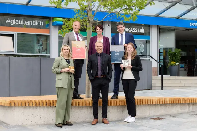 Große Freude bei der Sparkasse Imst: Das Oberländer Bankinstitut holte beim Sparkassen-Award Gold in der eigenen Ranggruppe sowie Platz zwei im Gesamtranking aller österreichischen Sparkassen. | Foto: Sparkasse Imst/Nösig