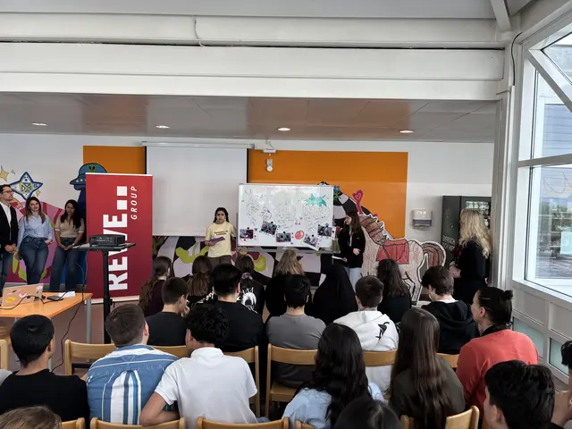 Zwei Schülerinnen aus der Mittelschule Neubaugasse stellen ihr Projekt dem Publikum vor. | Foto: Mathias Kautzky/MeinBezirk