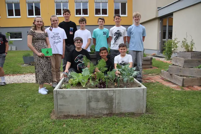 Die Projektteilnehmer aus der 3.a der Mittelschule Paldau mti ihrem Beton-Hochbeet. | Foto: MeinBezirk/Herwig Brucker