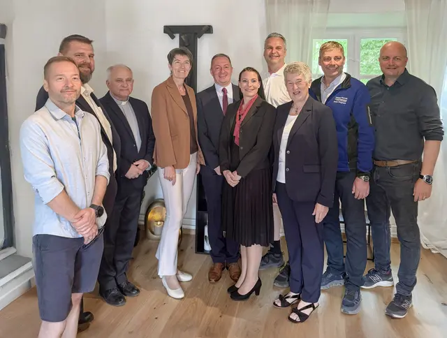 Stadtamtsdirektor Michael Androsch, Pfarrer Peter Budrewicz, Vizebürgermeister Michael Litschauer, Bürgermeisterin von Geras Karin Gutmann, Nationalratsabgeordnete Martina Diesner-Wais, Bernhard Weiskircher, Gudrun Weiskircher, Bürgermeister Ulrich Achleitner, Maria Weiskircher, Stadtrat Andreas Peschel und Wirtschaftskammer-Bezirksstellenleiter Alexander Vogl bei der Eröffnung | Foto: Weiskircher