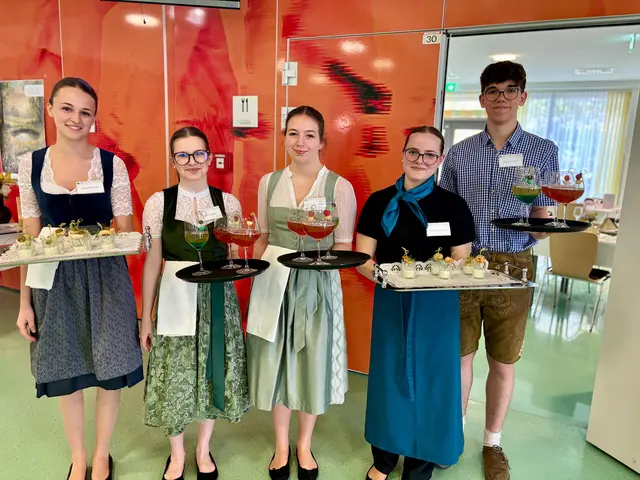 Einen "Gruß aus der Küche" duften die Schüler ebenso servieren. | Foto: Markus Kahrer