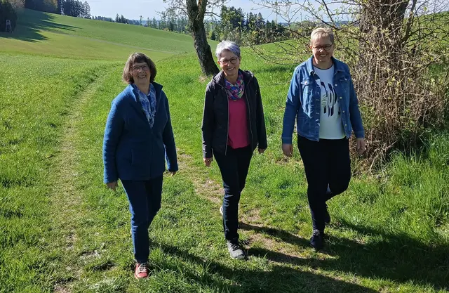 Bei Trauerwanderung gemeinsam Schritte zurück ins Leben setzen