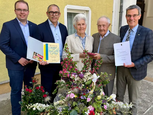 Thomas Zeitelberger, Bürgermeister Niko Reisel, Stefan Grusch und das Jubelpaar in der Mitte. | Foto: Markus Kahrer