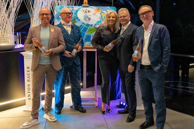Moderator Max Mayerhofer, Künstler Beni Altmüller, Petra und Wolfgang Hochreiter sowie Galerist Walter Freller (v.l.) bei der Präsentation des Rosé-Weines aus dem Hause Anton Bauer. 
 | Foto: Hochreiter-Gruppe