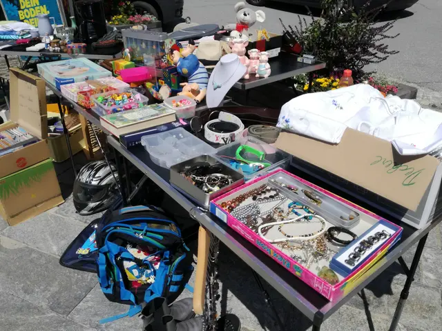 Bücher, Pflanzen und viele weitere Schätze können aus dem dreigeschoßigen WWF-Gebäude gegen freie Spenden für den Natur- und Artenschutz mitgenommen werden (Symbolbild). | Foto: Sabine Gruber