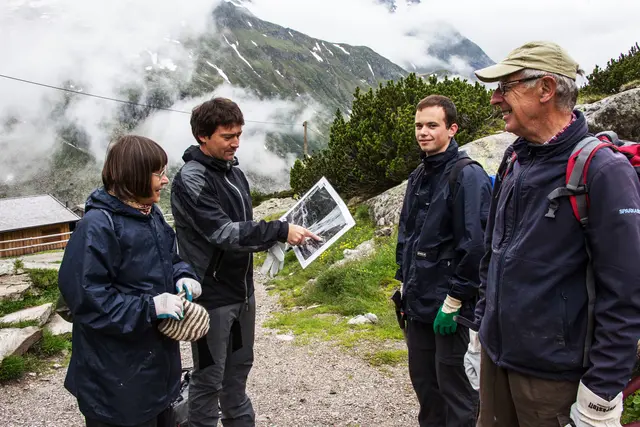 Naturpark-GF Willi Seifert erklärt den TeilnehmerInnen die Eckpunkte des Naturschutzplans. | Foto: Naturpark Zillertaler Alpen