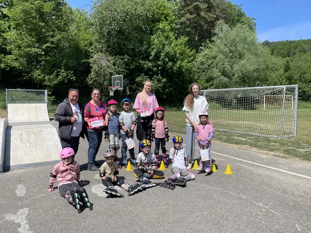 Vbgm. Manuel Erber, Initiatorin Karin Graf-Brunnthaler mit den Trainerinnen Veronika und Viktoria,

Kinder:
hinten stehend vlnr.:
Helena Hirschböck, Luca Mühlbauer, Luisa Hirschböck,
vorne vlnr.:
Laoise Schneider, Valentina Kainz, Paul Graf-Brunnthaler, Emilia Graf-Brunnthaler, Katherina Erber | Foto: Gemeinde Wölbling