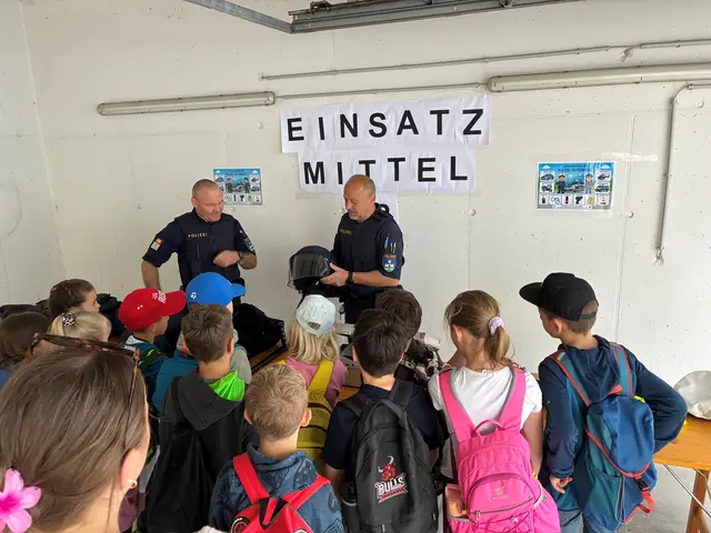 Gespannt lauschten die Kinder den Ausführungen.  | Foto: Polizeiinspektion Weiz