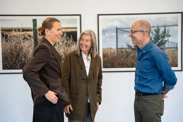Maria Venzl (Kuratorin OÖ LKG), Fotografin Elfie Semotan und Reinhard Gattinger, Kunstbeauftragter der Energie AG OÖ. | Foto: Victoria Gruber