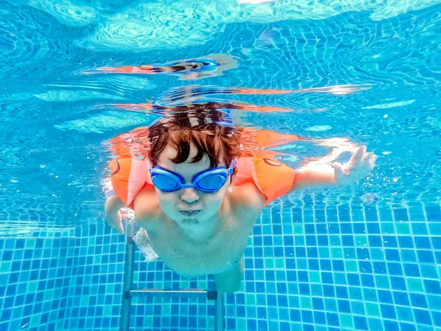 Die Schwimmspaß Tage sind besondere Nachmittage im Freibad, bei denen Eltern und Kinder gemeinsam lernen, wie Schwimmen wirklich funktioniert.  | Foto: pexels/Atlantic Ambience
