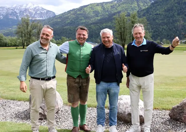 Abschlag mit Alpenkulisse