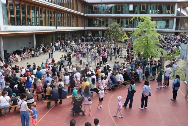 Die Eröffnung der Vernissage erfolgte im Schulhof, bevor es zu den Kunstwerken in den einzelnen Klassen ging. | Foto: Edith Ertl