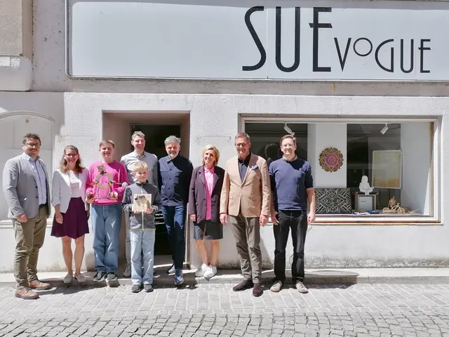 V.l.n.r.: Thomas Kletzmayr (Alpen Real Immobilien), Vizebürgermeisterin Anna-Maria Demmelmayr, Paul (Junior Maker), Johannes (Junior Maker, vorne), Christian Stadlmann (Junior Maker Pioneers), Innenstadtmanager Ralf Reiter (Stadt.Impuls), Daniela Zeiner (Stadt.Impuls), Eigentümer Robert Hartlauer, Tobias Zachl (Steyr-Werke). | Foto: Steyr / Stadt.Impuls