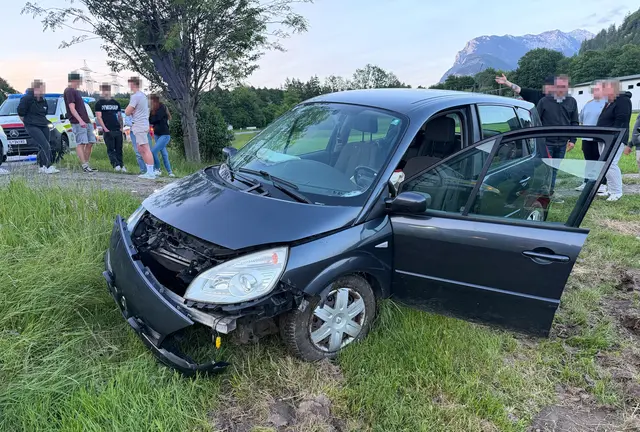 Ein Pkw kam in Langkampfen von der Fahrbahn ab und landete in einem Feld. Drei Personen wurden dabei verletzt und ins Krankenhaus gebracht. | Foto: zoom.tirol